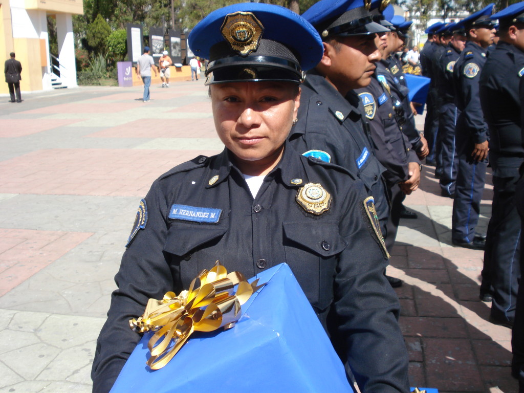 Diploma y arcón navideño a 42 policías que arriesgaron su vida al