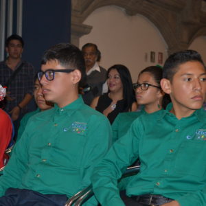 Niños de la Orquesta Sinfónica de Iztapalapa. Atrás, Janet Hernández.