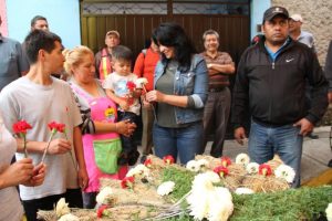 Dione Anguiano Flores asistió a la Barrio Santa Barbará para poner la primera flor de la portada de la Iglesia del Señor de la Cuevita.