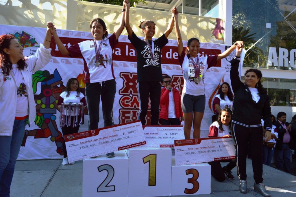 Alcaldesa Clara Brugada Molina alza la amno de las triunfadoras en la carrera  femenil.